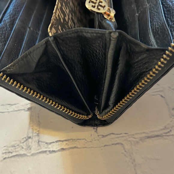 Tory Burch Black Croc-Embossed Long Zippy Wallet With Interior Logo Pattern - Picture 10 of 14